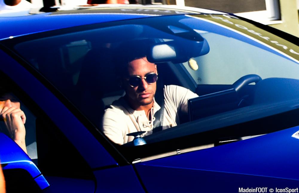 Lizarazu évoque la vie de "rock-star" de Neymar