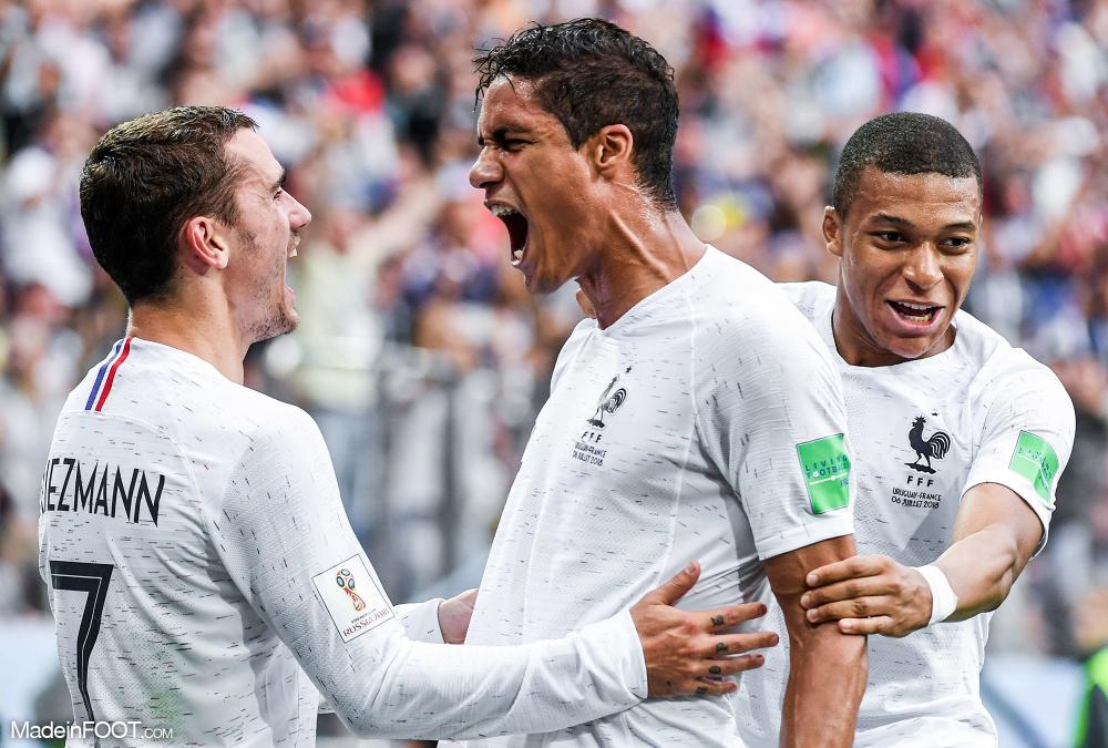 Raphaël Varane, le défenseur central de l'équipe de France, ici aux côtés d'Antoine Griezmann et Kylian Mbappé.