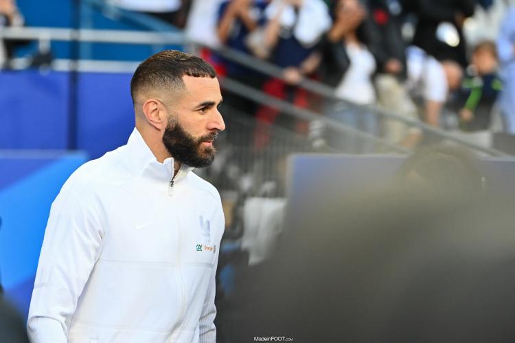 Karim Benzema avec une veste de l'équipe de France