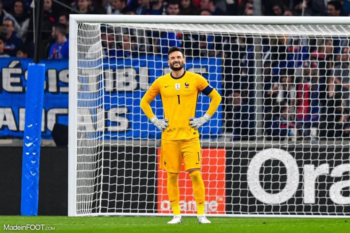 Hugo Lloris avec le maillot des Bleus avant la Coupe du Monde