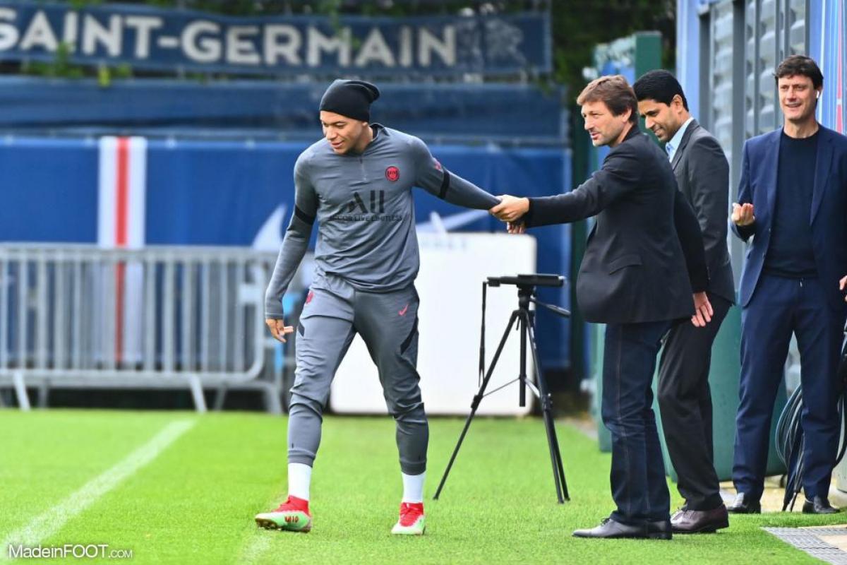 Kylian Mbappé avec Leonardo au centre d'entraînement du PSG