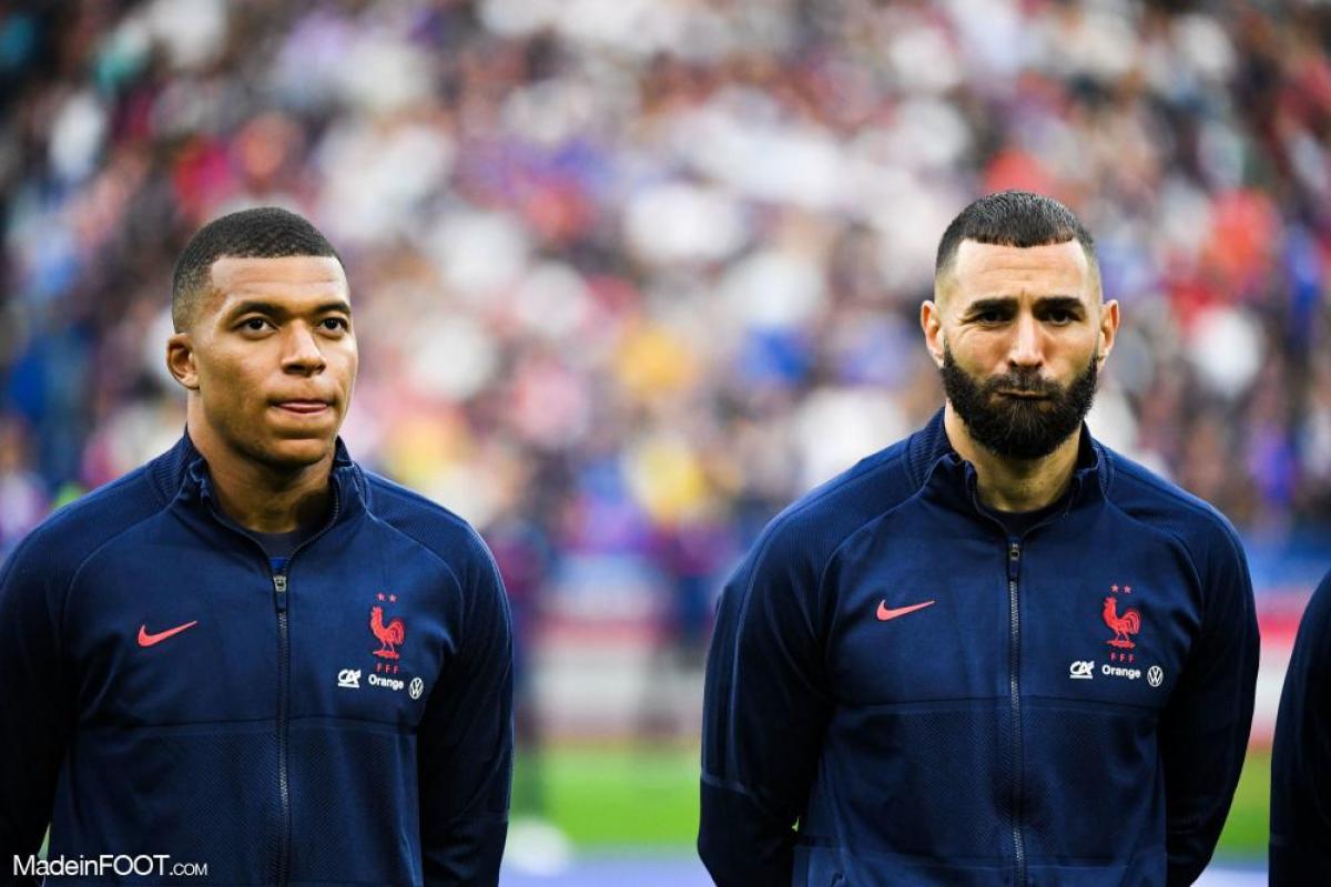 Karim Benzema, l'attaquant de l'équipe de France, aux côtés de Kylian Mbappé