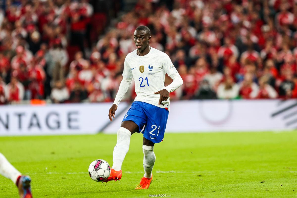 Ferland Mendy avec le maillot de l'équipe de France.
