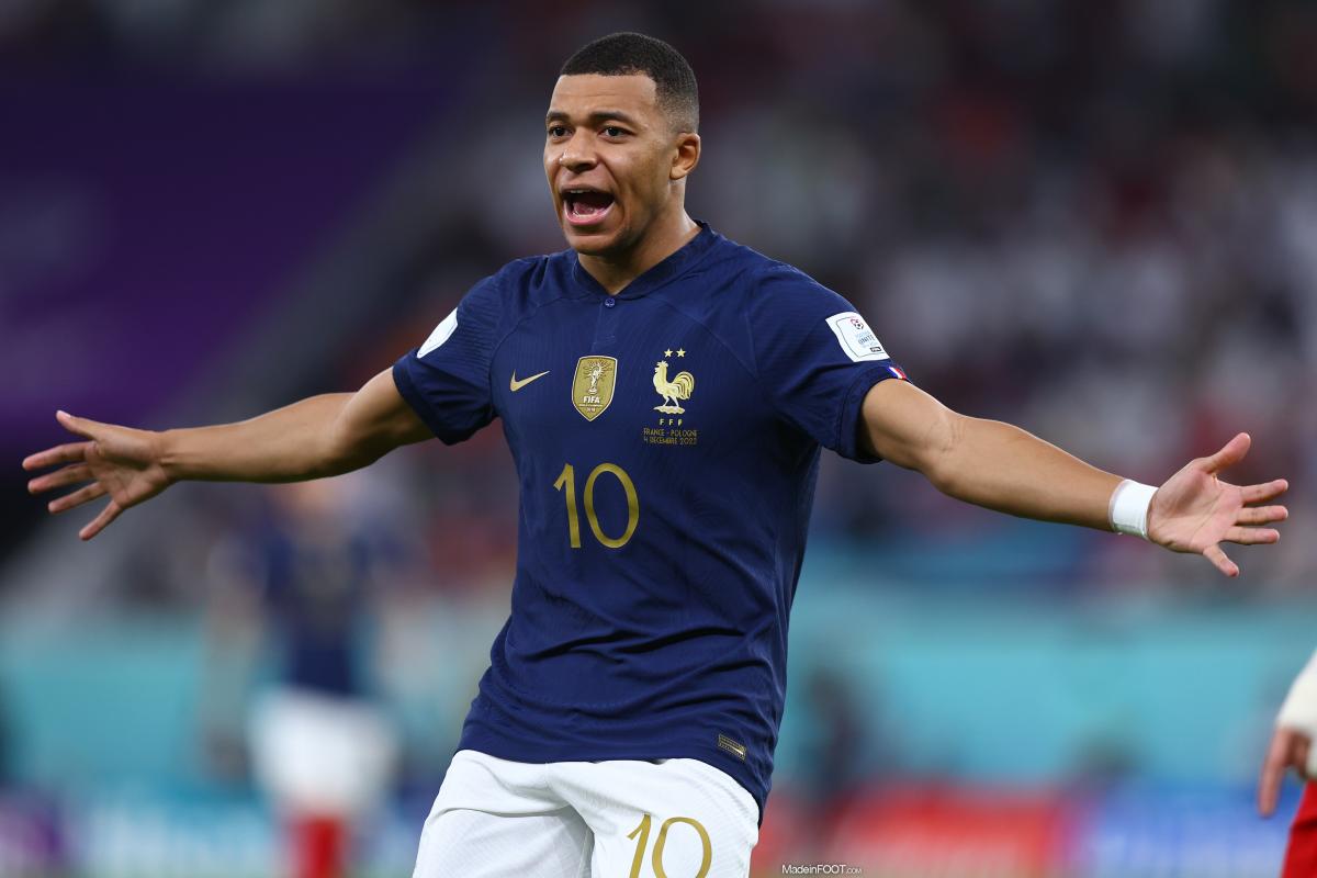 Kylian Mbappé avec le maillot de l'équipe de France.