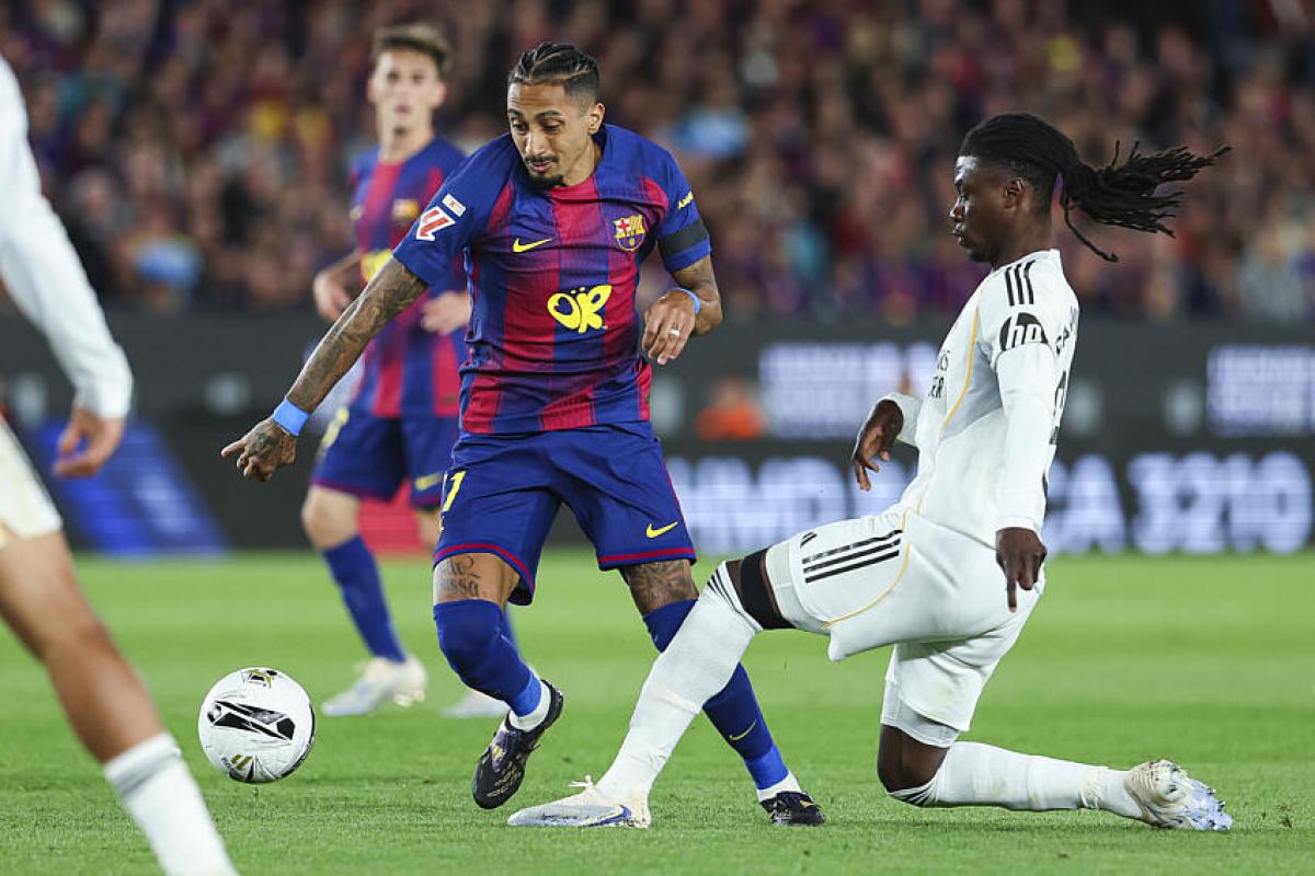 Raphinha (FC Barcelone), ici face à Eduardo Camavinga (Real Madrid).