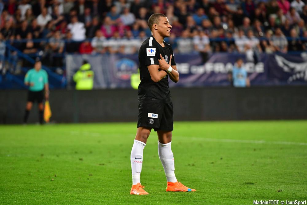 Kylian Mbappé célèbre un but avec le PSG