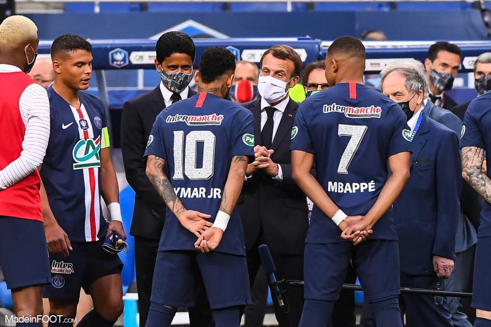 Emmanuel Macron devant Neymar et Kylian Mbappé.