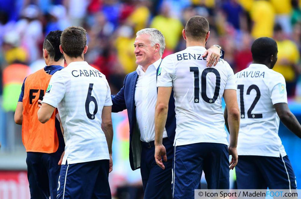 Didier Deschamps, le sélectionneur de l'équipe de France, ici aux côtés de Karim Benzema.