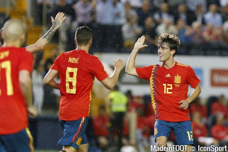 Álvaro Odriozola compte quatre sélections avec l'Espagne