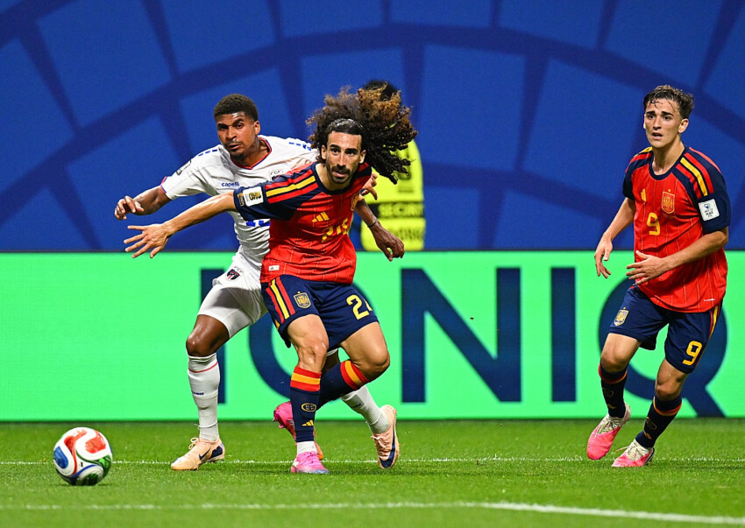 Marc Cucurella (Espagne), ici face à Laros Duarte (Cap-Vert).