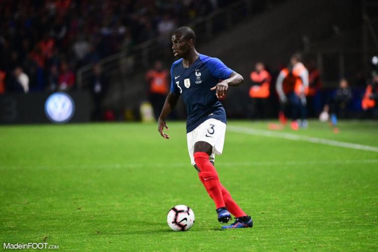 Ferland Mendy avec le maillot de l'équipe de France.