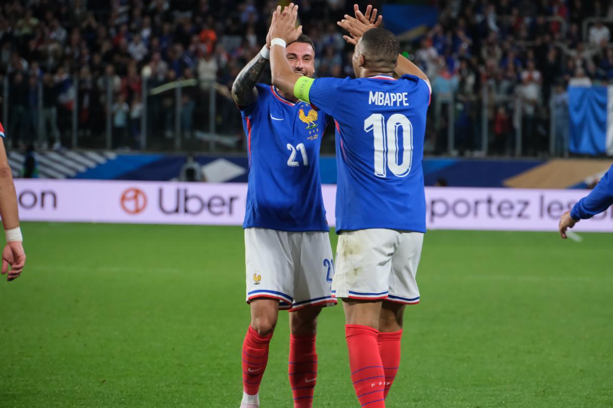 Jonathan Clauss, le piston droit de l'OM et de l'équipe de France, ici aux côtés de Kylian Mbappé.