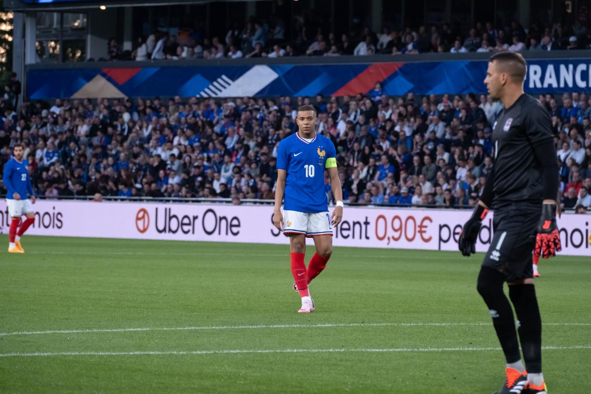 Kylian Mbappé sous le maillot de l'équipe de France.