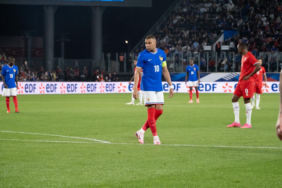 Kylian Mbappé avec le maillot de l'équipe de France.