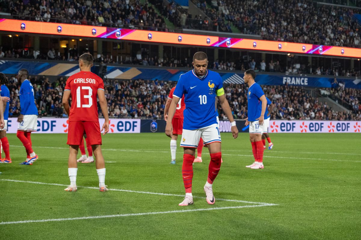 Kylian Mbappé sous le maillot de l'équipe de France.