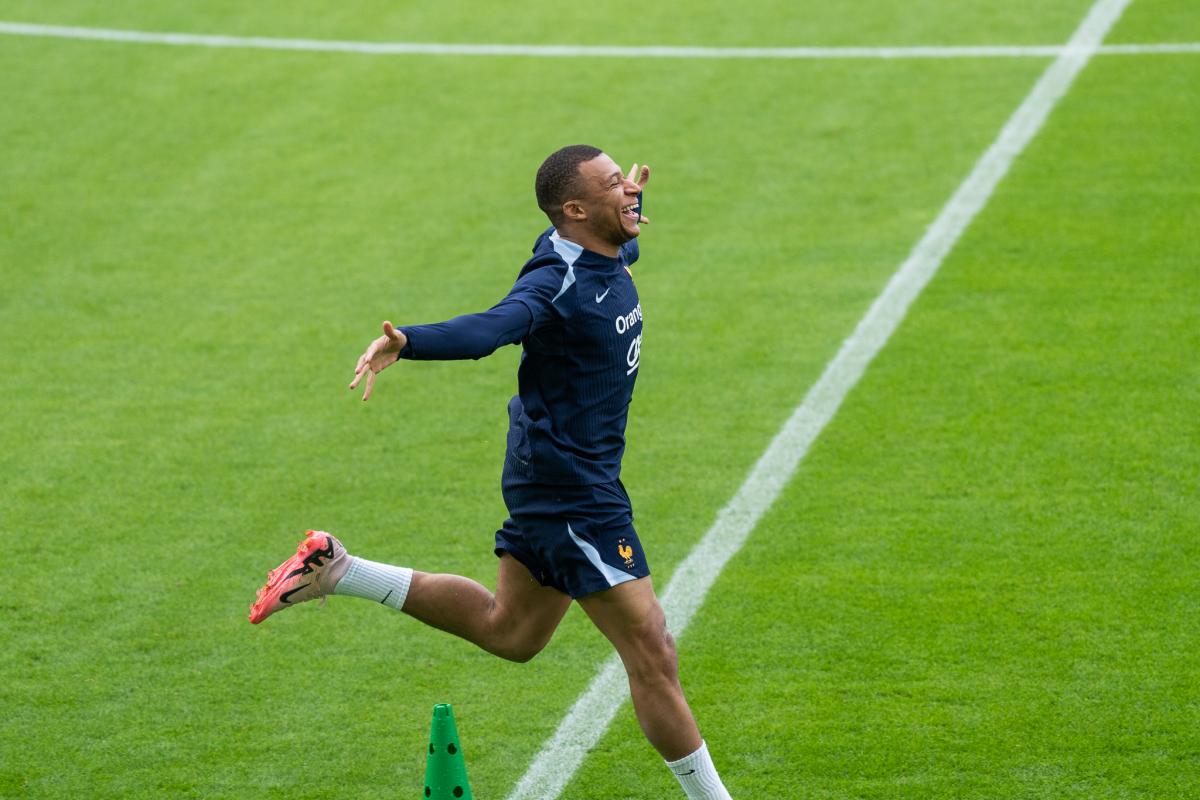 Kylian Mbappé avec le maillot de l'équipe de France.