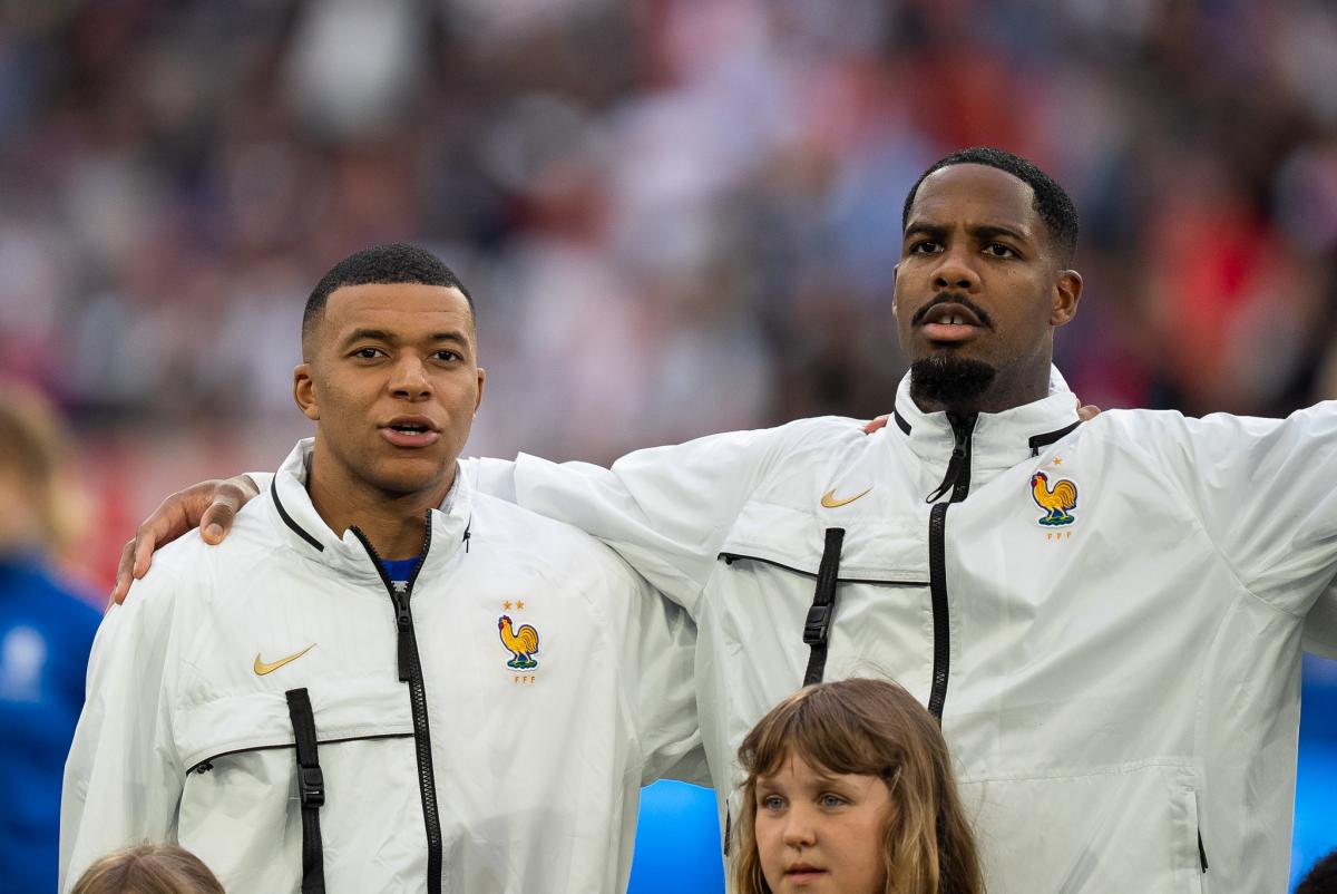Kylian Mbappé avec le maillot de l'Equipe de France 