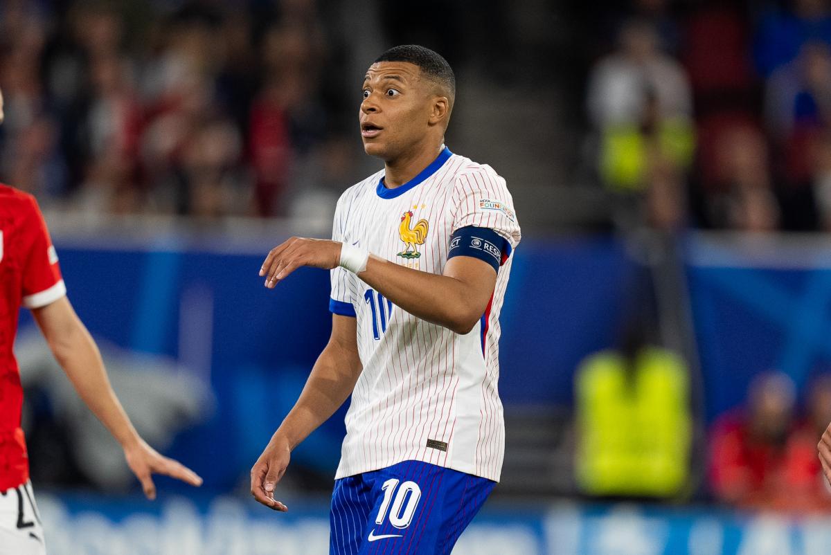Kylian Mbappé avec le maillot des Bleus.