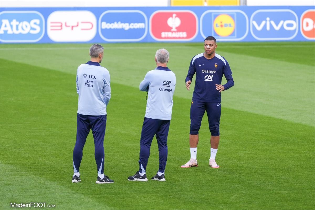 Kylian Mbappé, l'attaquant de l'équipe de France, ici aux côtés de Didier Deschamps.