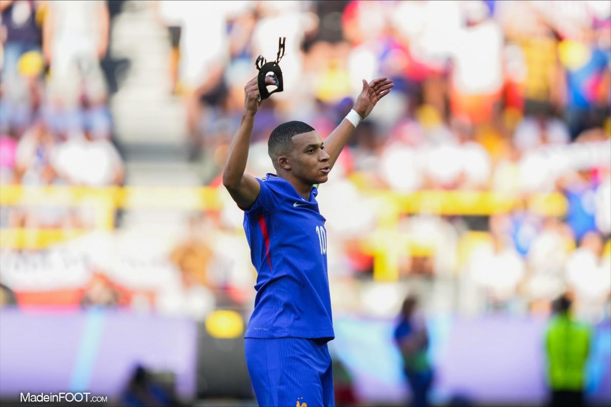 Kylian Mbappé avec le maillot de l'équipe de France.