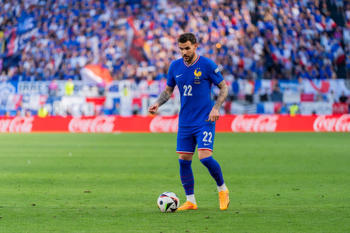 Théo Hernandez en action avec l'équipe de France.