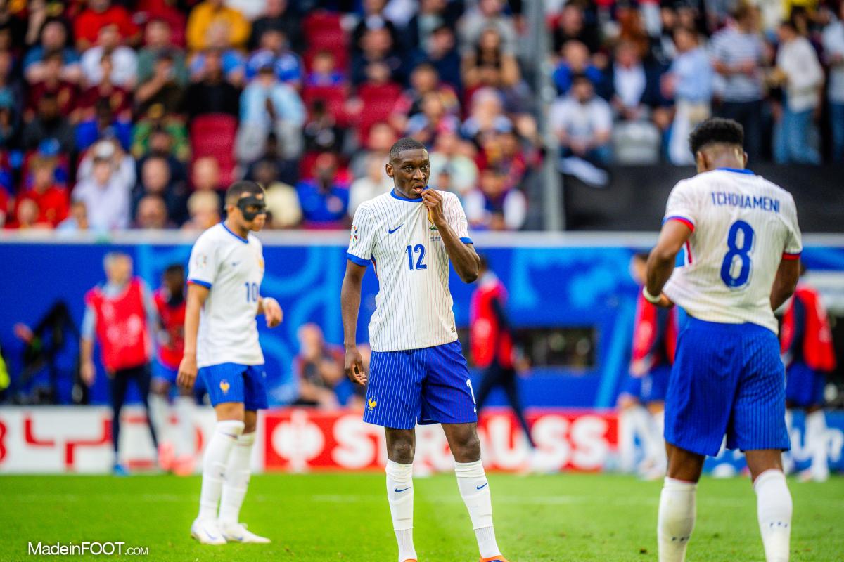 Randal Kolo Muani, au centre, a pu tester le masque de Kylian Mbappé, à gauche.