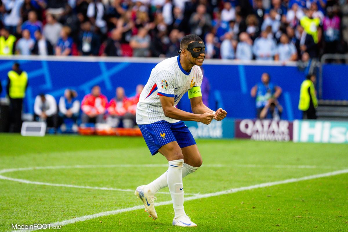 Kylian Mbappé avec son masque