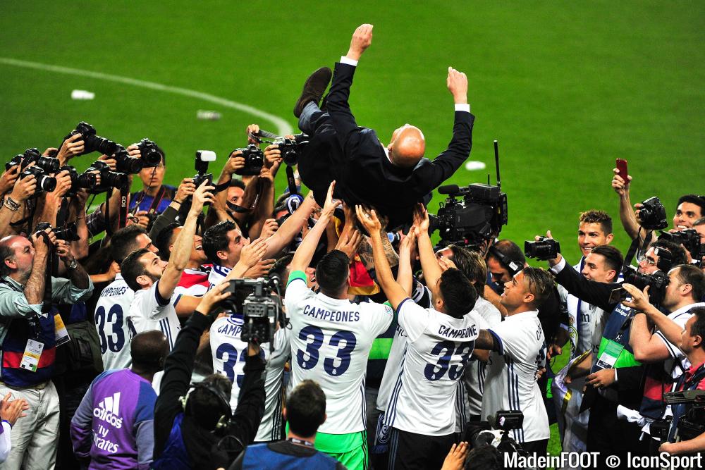 Zinedine Zidane célébrant un titre avec le Real Madrid.