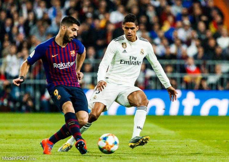 Raphaël Varane face à Luis Suarez lors du Clasico