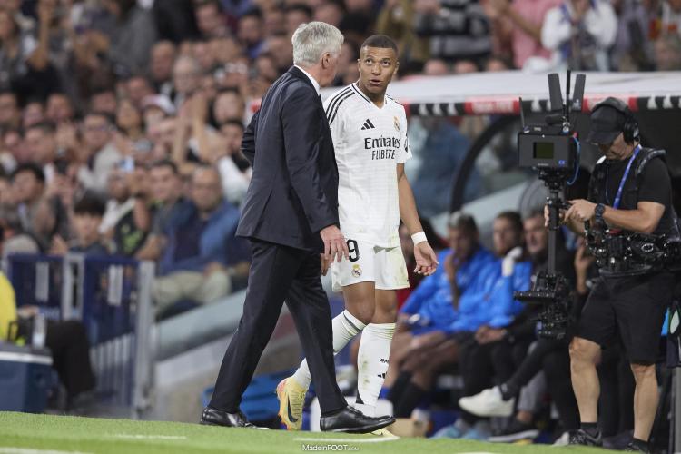 Kylian Mbappé, l'attaquant du Real Madrid, ici aux côtés de Carlo Ancelotti.