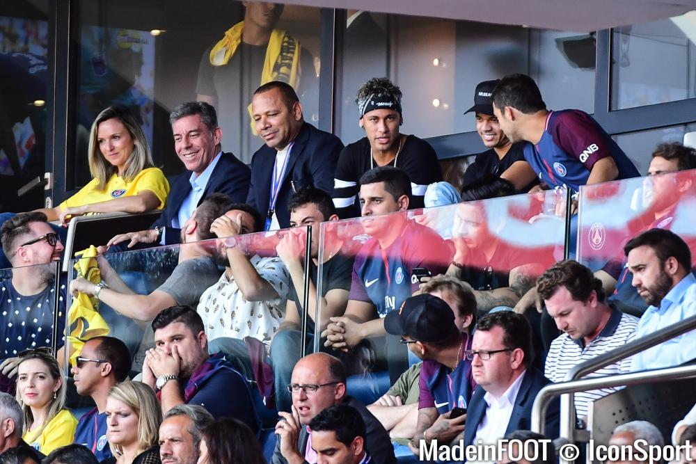 Neymar et son père, ici dans les tribunes du Parc des Princes.
