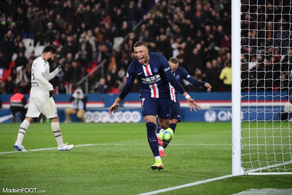 Kylian Mbappé célèbre un but avec le PSG.