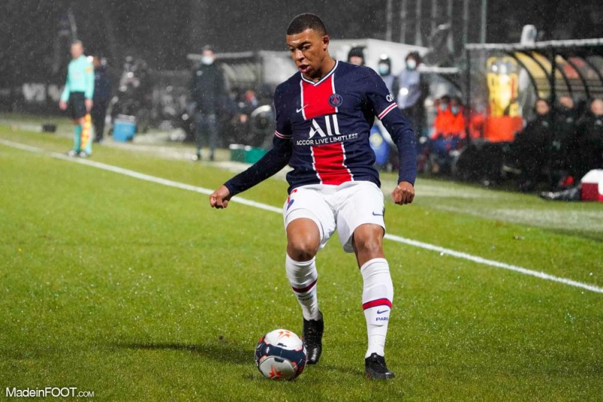Mbappé avec le ballon