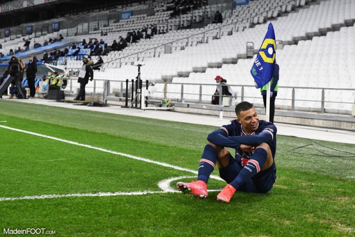 Kylian Mbappé célèbre un but avec le PSG