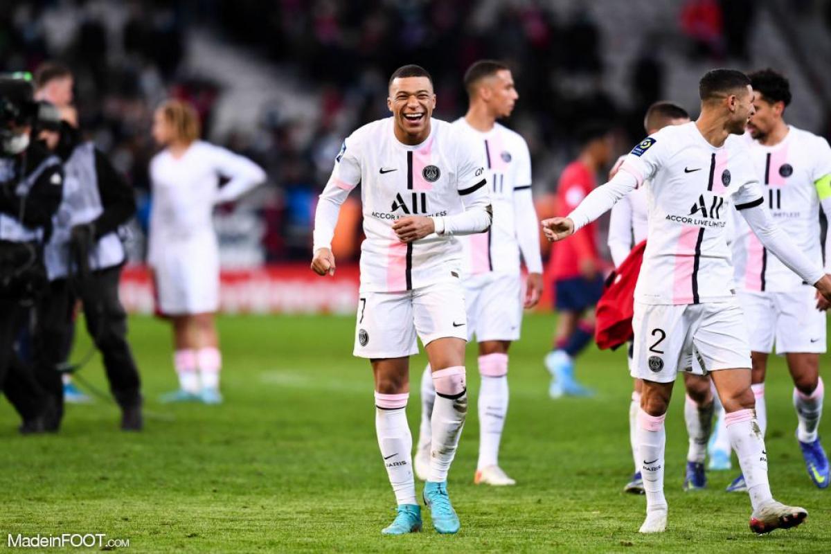Kylian Mbappé sourit avec le PSG