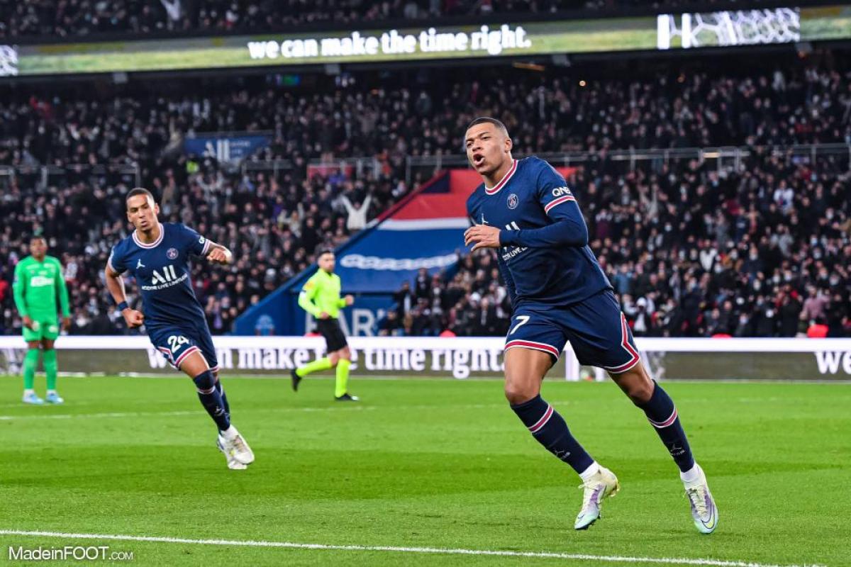 Kylian Mbappé célèbre un but avec le PSG