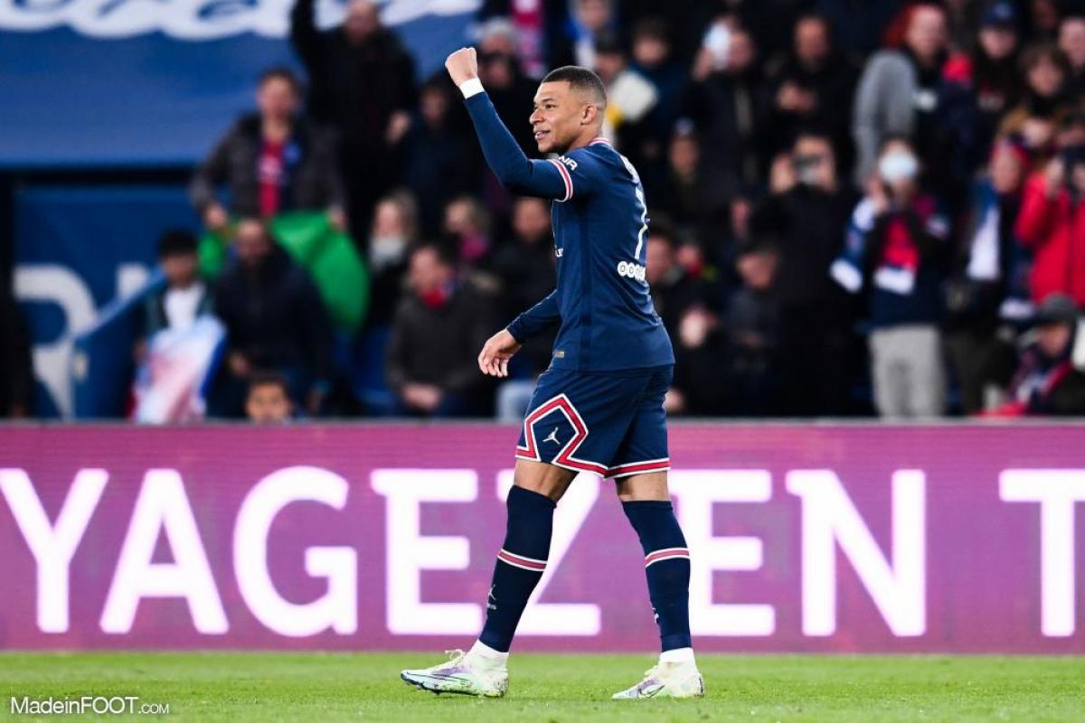 Kylian Mbappé célèbre un but avec le PSG