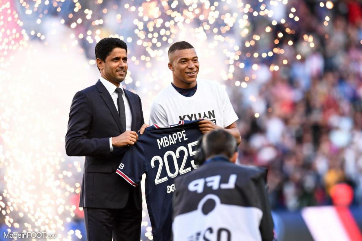 Kylian Mbappé, l'attaquant du Real Madrid, ici sous ses anciennes couleurs du PSG, aux côtés de Nasser Al-Khelaïfi.