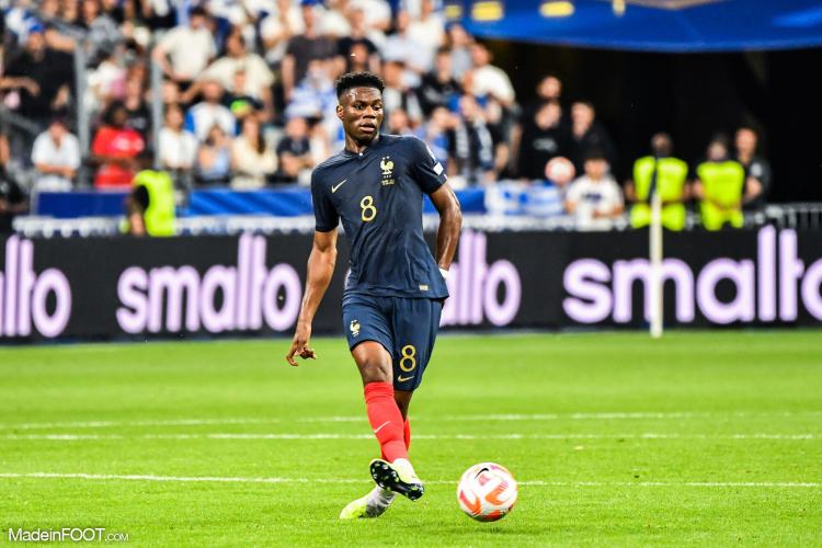 Aurélien Tchouaméni avec le maillot de l'équipe de France