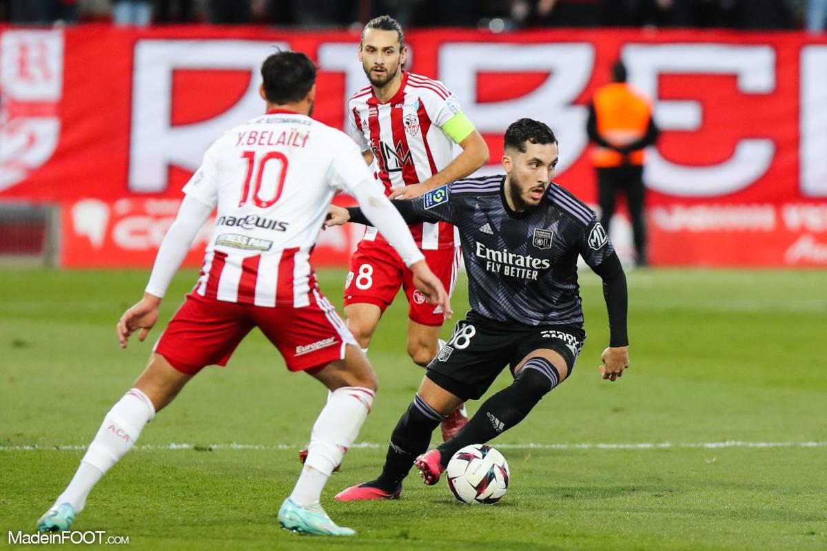 Rayan Cherki sous le maillot de l'OL.