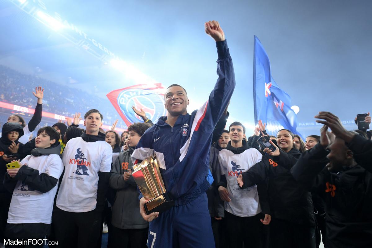 Kylian Mbappé tout sourire avec le PSG