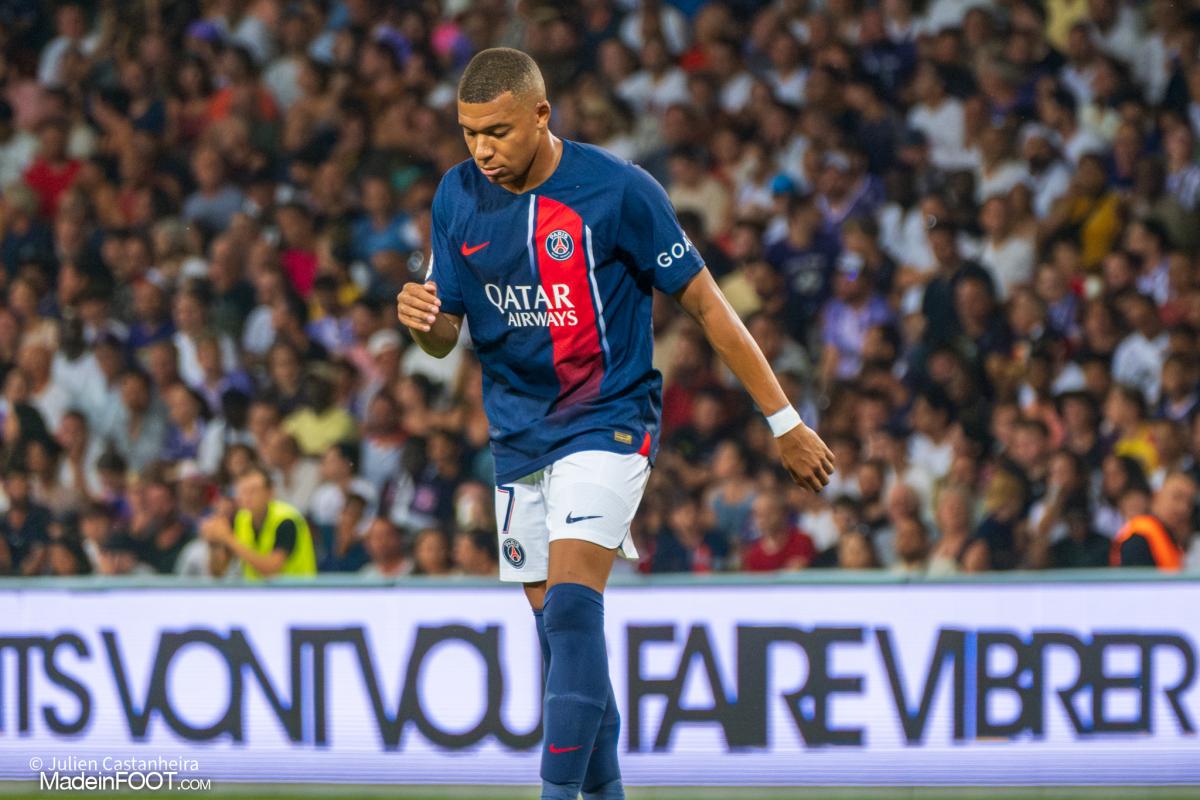Kylian Mbappé avec le maillot du PSG.