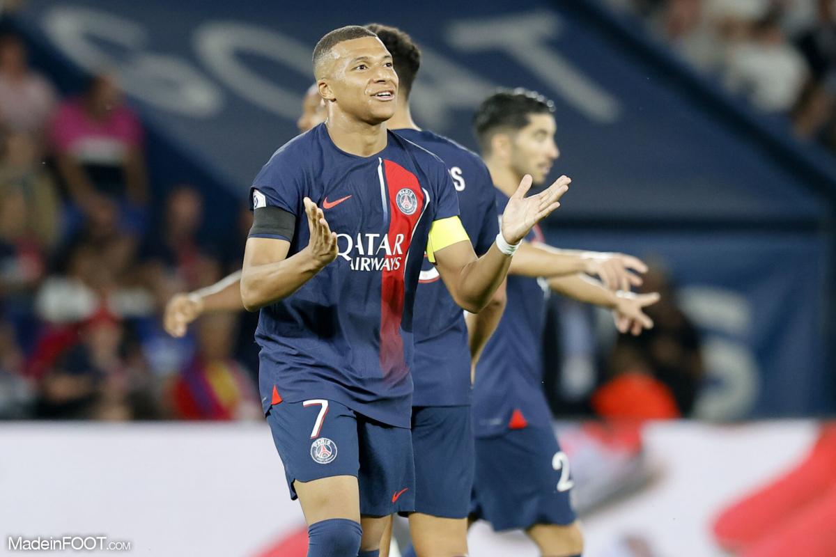 Kylian Mbappé avec le maillot du PSG.