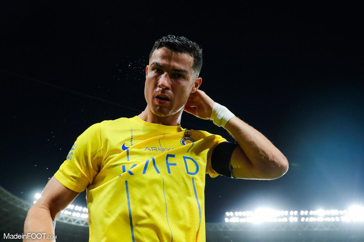 Cristiano Ronaldo avec le maillot d'Al Nassr.