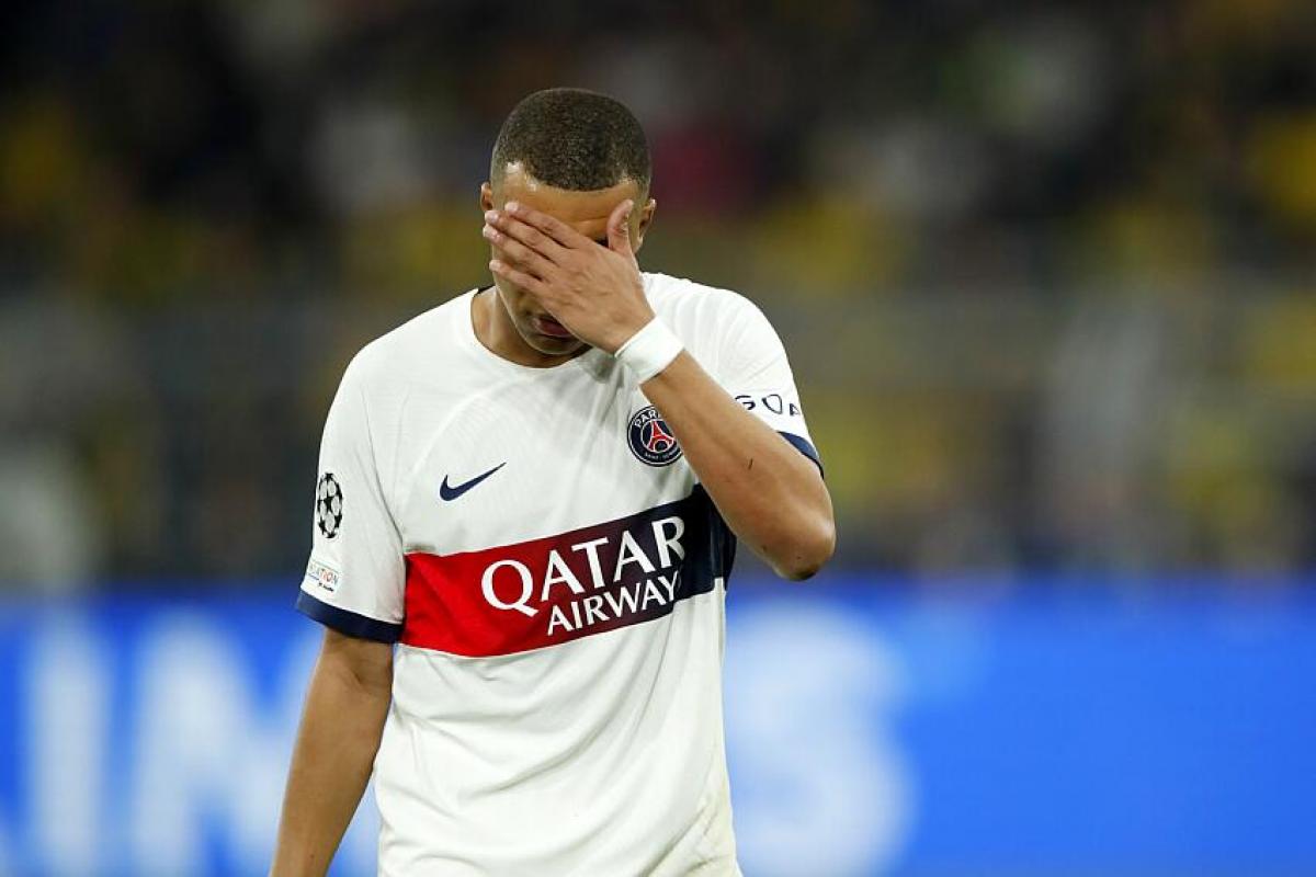 Kylian Mbappé avec le maillot du PSG