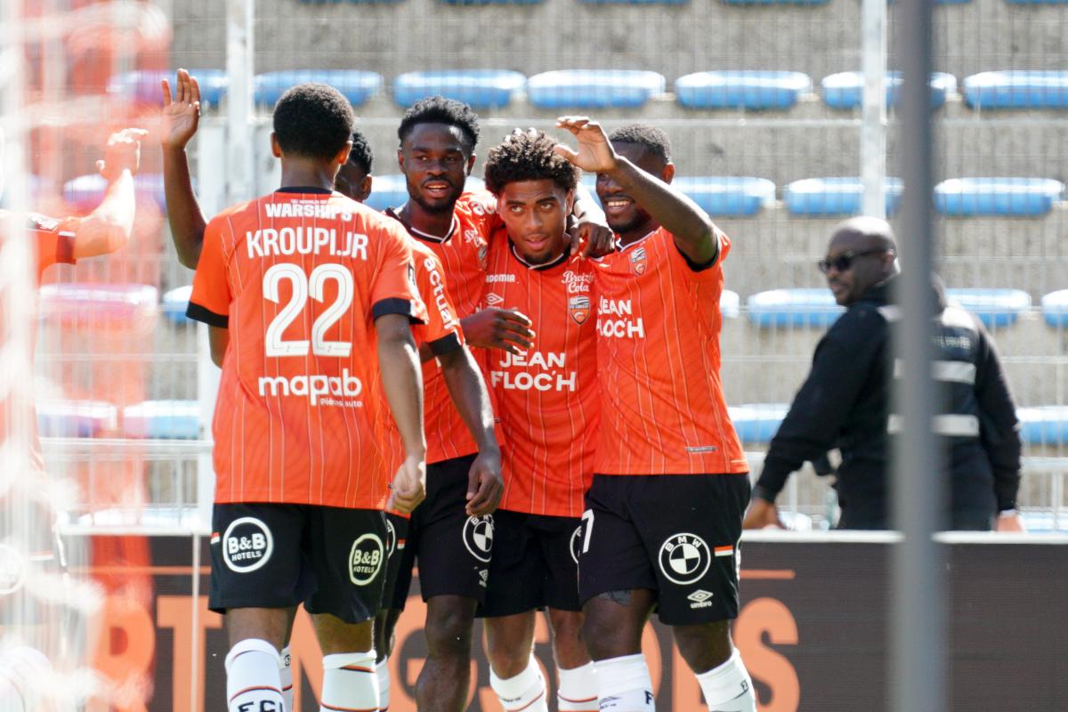 Éli Junior Kroupi, ici de dos sous les couleurs du FC Lorient.
