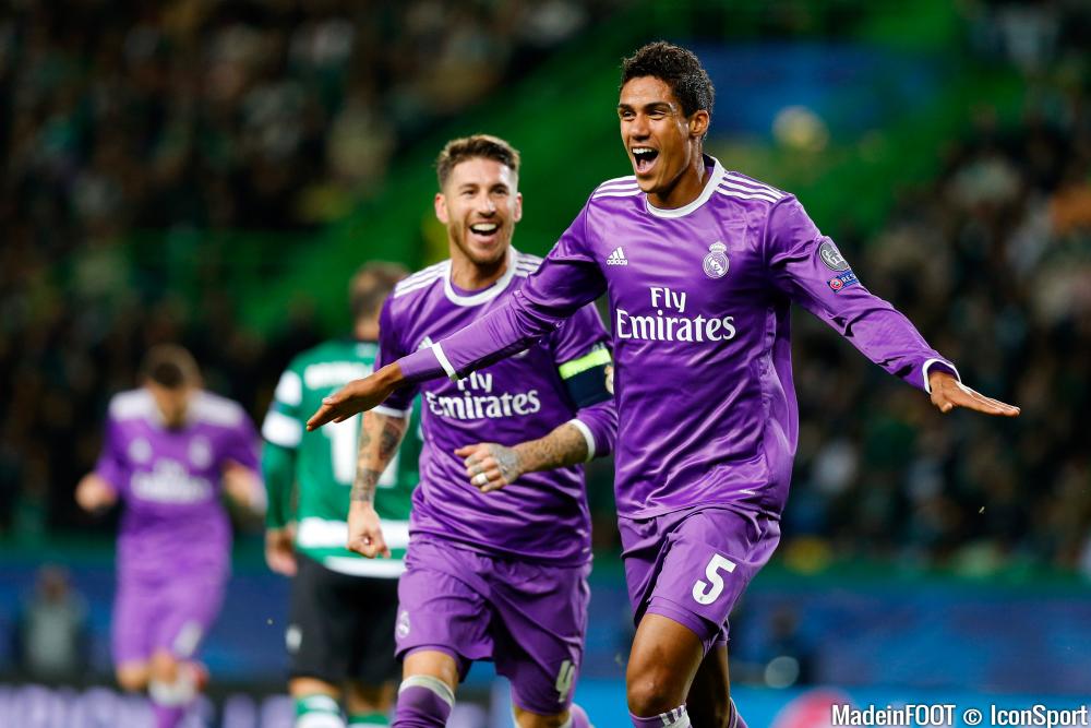 Raphaël Varane célèbre un but avec le Real Madrid