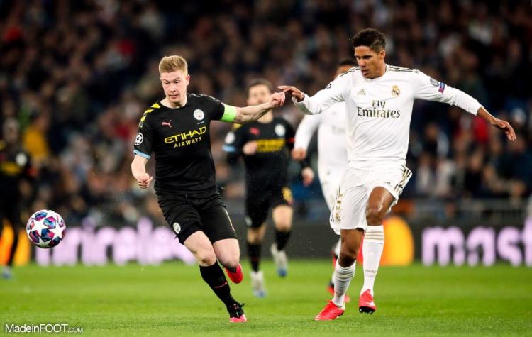 Raphaël Varane au duel avec le Citizen Kevin De Bruyne.