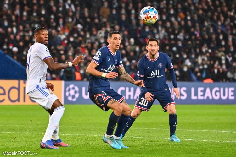 David Alaba (en blanc) face au PSG