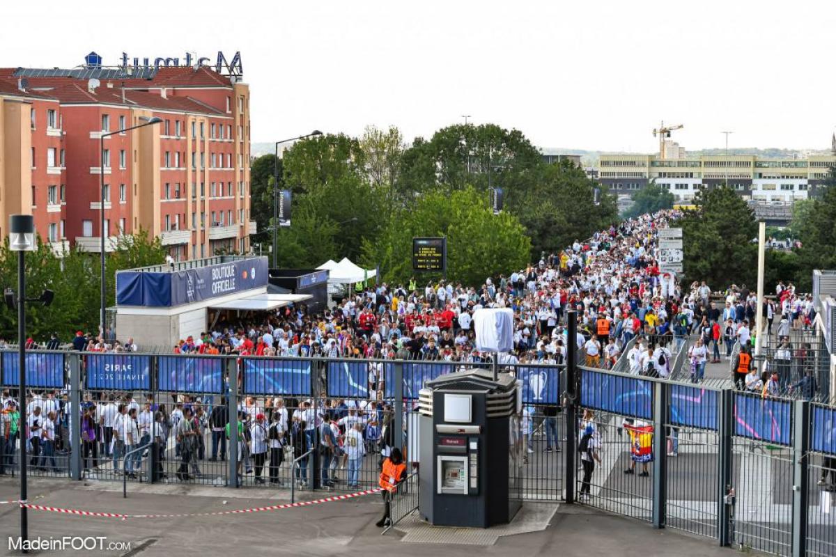 Des supporters de Liverpool et du Real Madrid, devant les grilles du Stade de France.